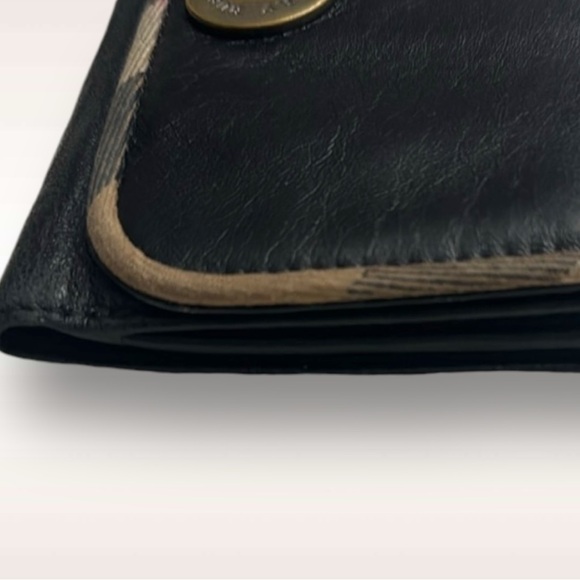 BURBERRY VTG Black Leather Bifold wallet With Classic trim, Snap closure! - Picture 4 of 16